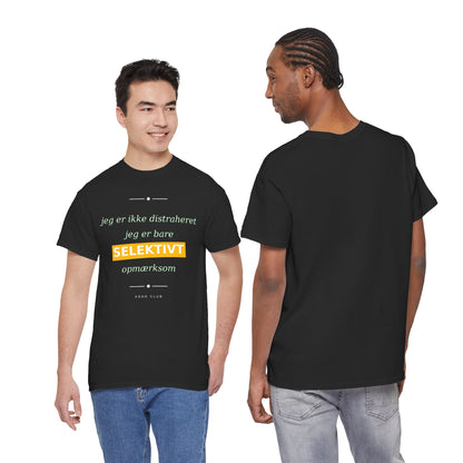Selektiv Tshirt — Dansk Tekst "Jeg er ikke distraheret, jeg er bare selektivt opmærksom"