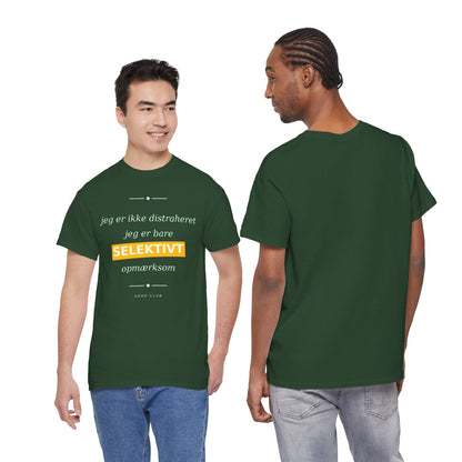 Selektiv Tshirt — Dansk Tekst "Jeg er ikke distraheret, jeg er bare selektivt opmærksom"