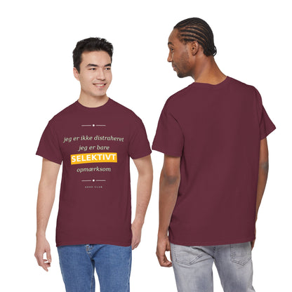 Selektiv Tshirt — Dansk Tekst "Jeg er ikke distraheret, jeg er bare selektivt opmærksom"