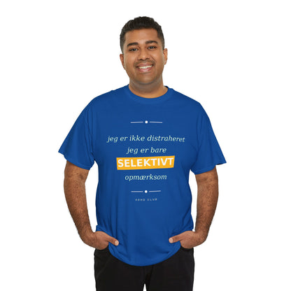 Selektiv Tshirt — Dansk Tekst "Jeg er ikke distraheret, jeg er bare selektivt opmærksom"
