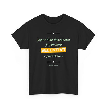 Selektiv Tshirt — Dansk Tekst "Jeg er ikke distraheret, jeg er bare selektivt opmærksom"