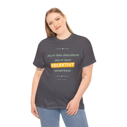 Selektiv Tshirt — Dansk Tekst "Jeg er ikke distraheret, jeg er bare selektivt opmærksom"