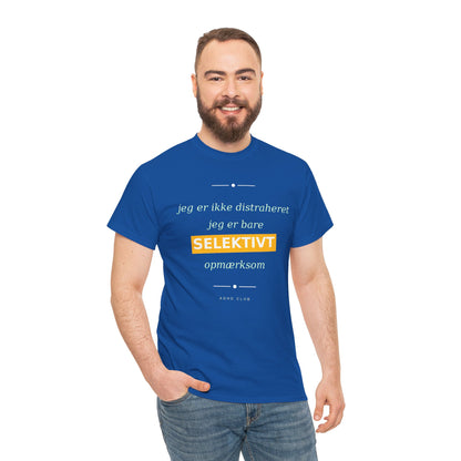 Selektiv Tshirt — Dansk Tekst "Jeg er ikke distraheret, jeg er bare selektivt opmærksom"