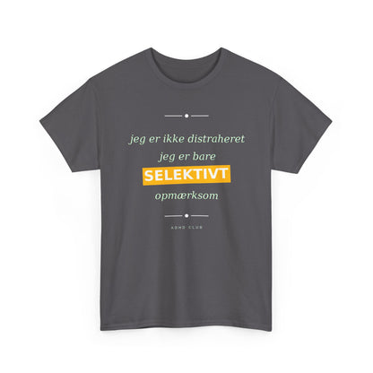 Selektiv Tshirt — Dansk Tekst "Jeg er ikke distraheret, jeg er bare selektivt opmærksom"