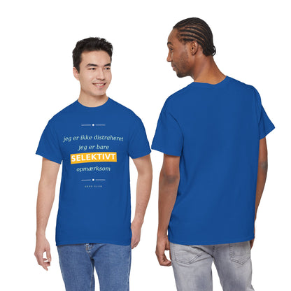 Selektiv Tshirt — Dansk Tekst "Jeg er ikke distraheret, jeg er bare selektivt opmærksom"