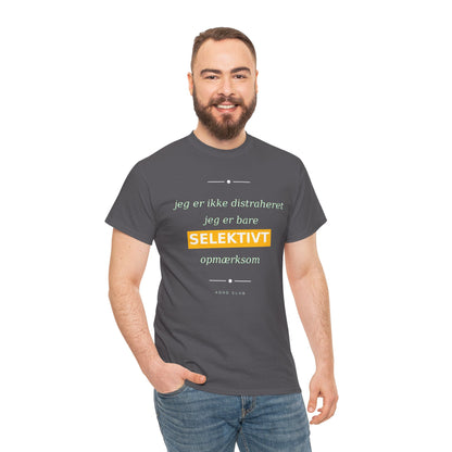 Selektiv Tshirt — Dansk Tekst "Jeg er ikke distraheret, jeg er bare selektivt opmærksom"