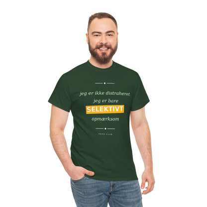 Selektiv Tshirt — Dansk Tekst "Jeg er ikke distraheret, jeg er bare selektivt opmærksom"
