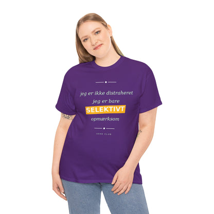 Selektiv Tshirt — Dansk Tekst "Jeg er ikke distraheret, jeg er bare selektivt opmærksom"