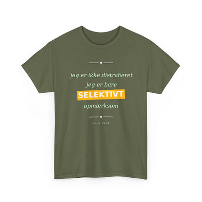 Selektiv Tshirt — Dansk Tekst "Jeg er ikke distraheret, jeg er bare selektivt opmærksom"