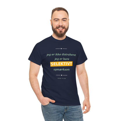 Selektiv Tshirt — Dansk Tekst "Jeg er ikke distraheret, jeg er bare selektivt opmærksom"