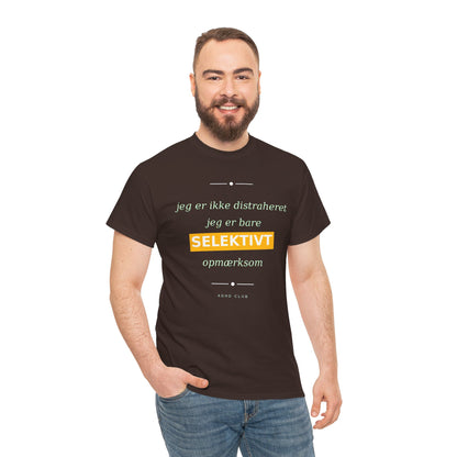 Selektiv Tshirt — Dansk Tekst "Jeg er ikke distraheret, jeg er bare selektivt opmærksom"