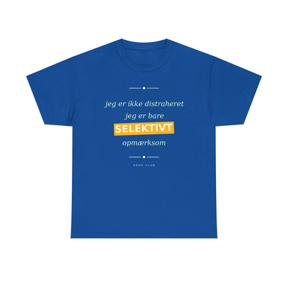 Selektiv Tshirt — Dansk Tekst "Jeg er ikke distraheret, jeg er bare selektivt opmærksom"