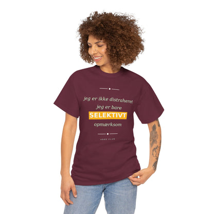 Selektiv Tshirt — Dansk Tekst "Jeg er ikke distraheret, jeg er bare selektivt opmærksom"