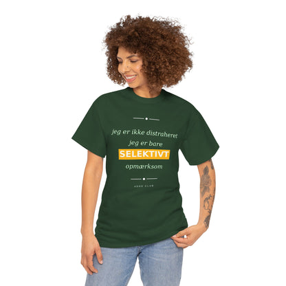 Selektiv Tshirt — Dansk Tekst "Jeg er ikke distraheret, jeg er bare selektivt opmærksom"