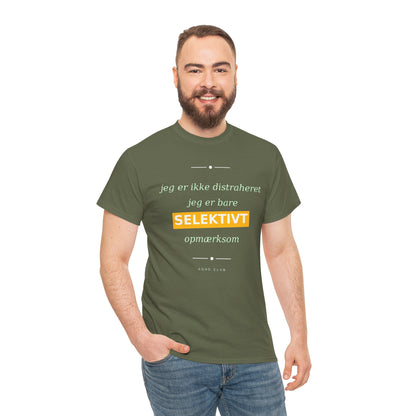 Selektiv Tshirt — Dansk Tekst "Jeg er ikke distraheret, jeg er bare selektivt opmærksom"