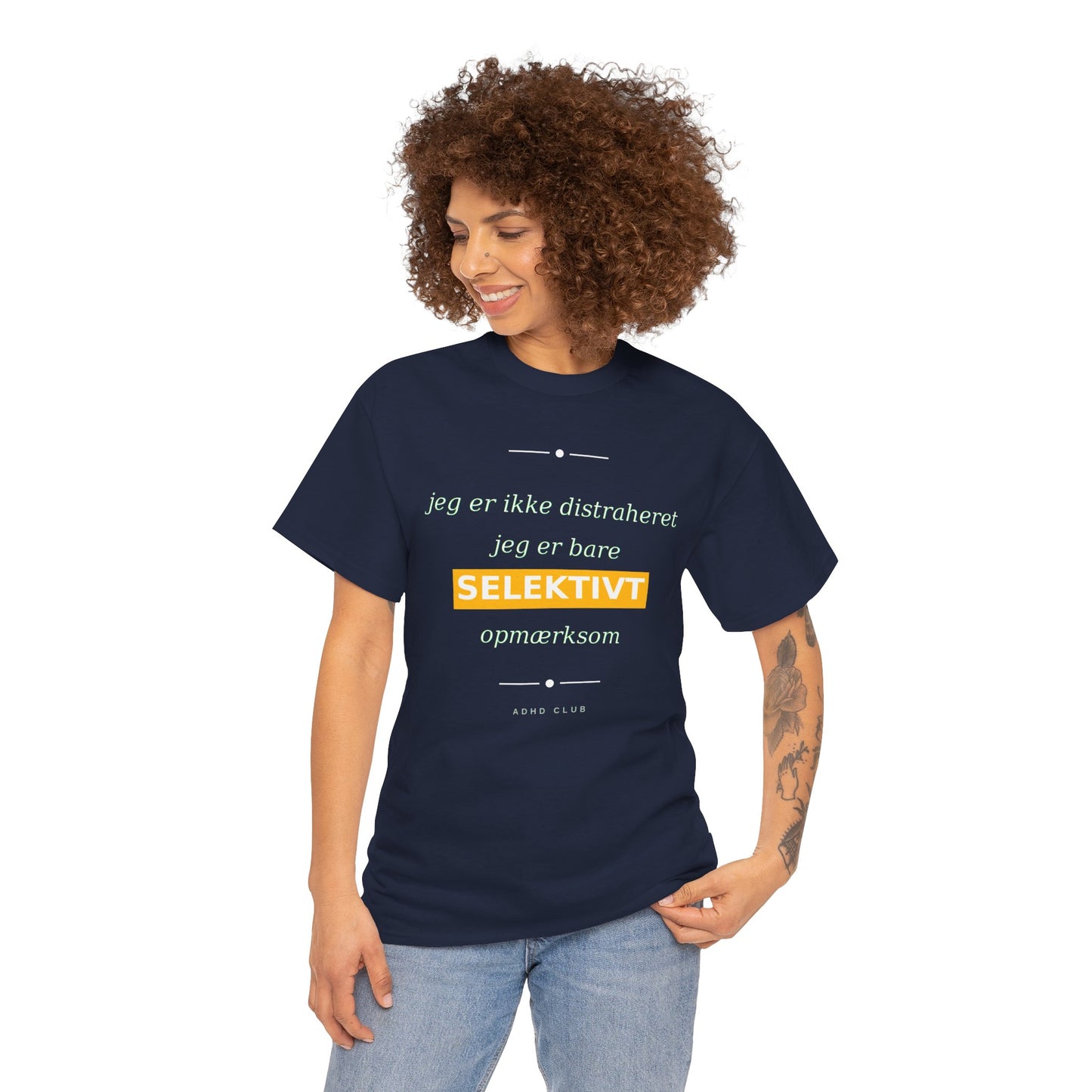 Selektiv Tshirt — Dansk Tekst "Jeg er ikke distraheret, jeg er bare selektivt opmærksom"