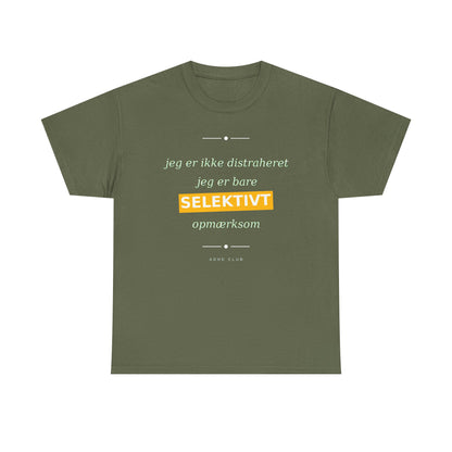 Selektiv Tshirt — Dansk Tekst "Jeg er ikke distraheret, jeg er bare selektivt opmærksom"