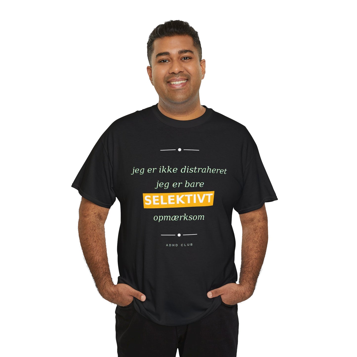 Selektiv Tshirt — Dansk Tekst "Jeg er ikke distraheret, jeg er bare selektivt opmærksom"