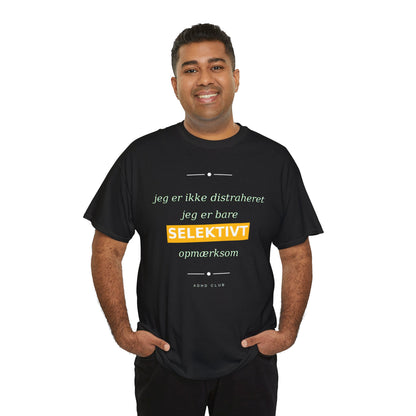 Selektiv Tshirt — Dansk Tekst "Jeg er ikke distraheret, jeg er bare selektivt opmærksom"