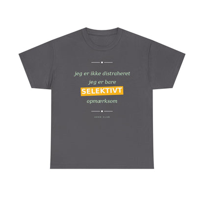 Selektiv Tshirt — Dansk Tekst "Jeg er ikke distraheret, jeg er bare selektivt opmærksom"