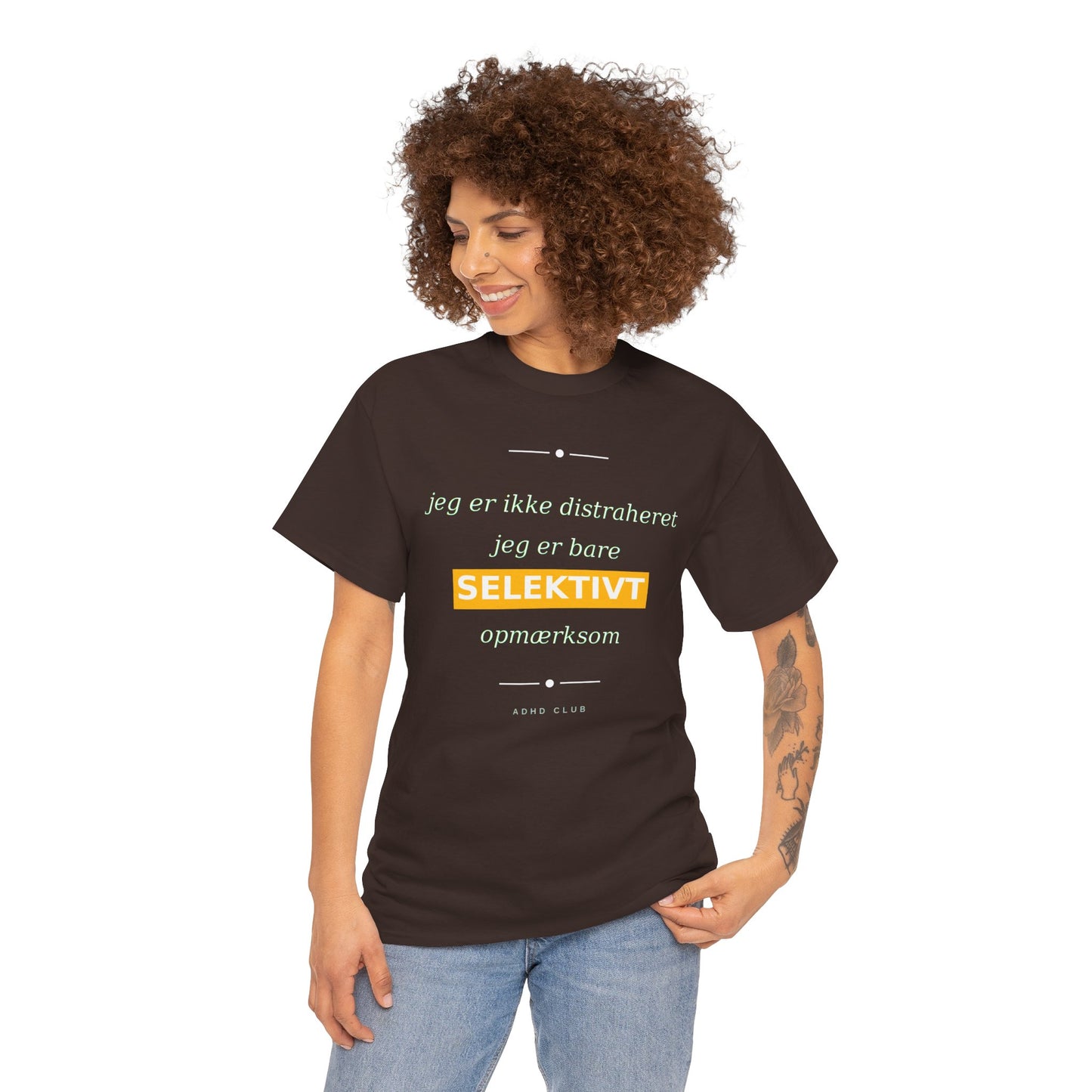 Selektiv Tshirt — Dansk Tekst "Jeg er ikke distraheret, jeg er bare selektivt opmærksom"