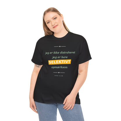 Selektiv Tshirt — Dansk Tekst "Jeg er ikke distraheret, jeg er bare selektivt opmærksom"