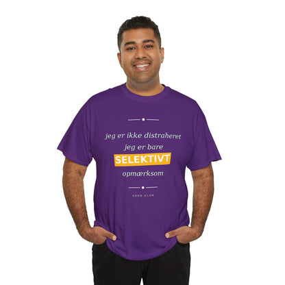 Selektiv Tshirt — Dansk Tekst "Jeg er ikke distraheret, jeg er bare selektivt opmærksom"