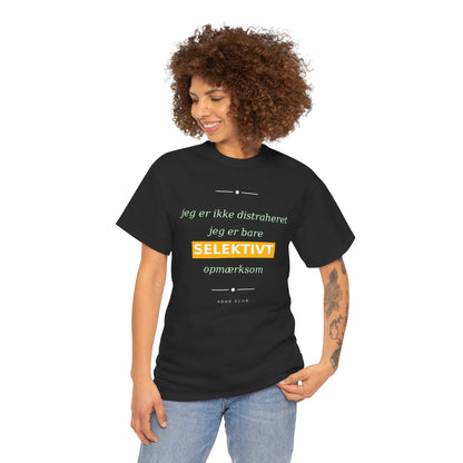 Selektiv Tshirt — Dansk Tekst "Jeg er ikke distraheret, jeg er bare selektivt opmærksom"