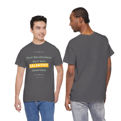 Selektiv Tshirt — Dansk Tekst "Jeg er ikke distraheret, jeg er bare selektivt opmærksom"
