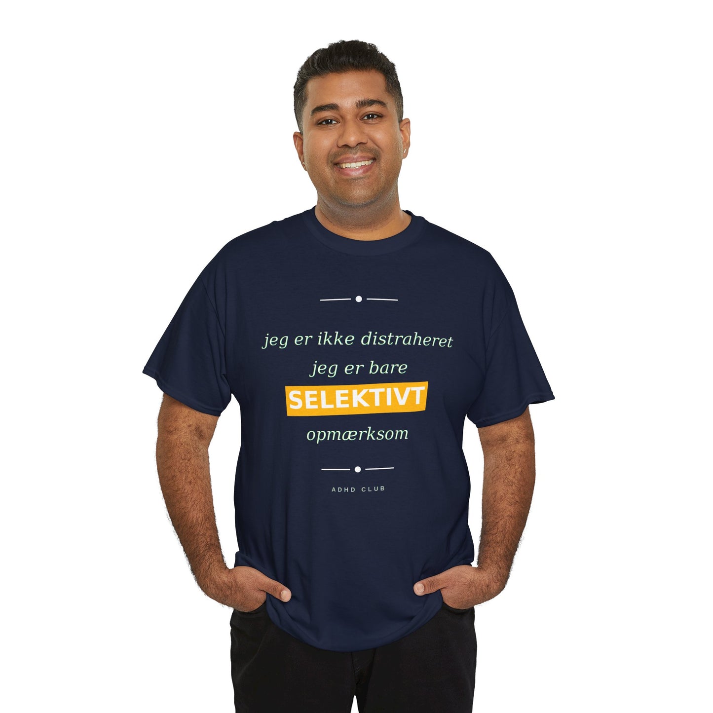 Selektiv Tshirt — Dansk Tekst "Jeg er ikke distraheret, jeg er bare selektivt opmærksom"