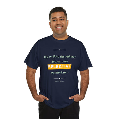 Selektiv Tshirt — Dansk Tekst "Jeg er ikke distraheret, jeg er bare selektivt opmærksom"