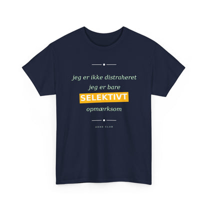 Selektiv Tshirt — Dansk Tekst "Jeg er ikke distraheret, jeg er bare selektivt opmærksom"
