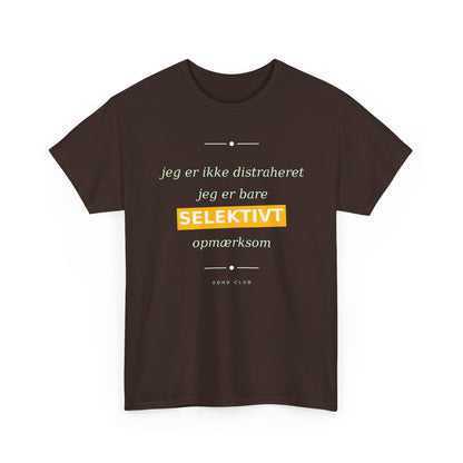 Selektiv Tshirt — Dansk Tekst "Jeg er ikke distraheret, jeg er bare selektivt opmærksom"