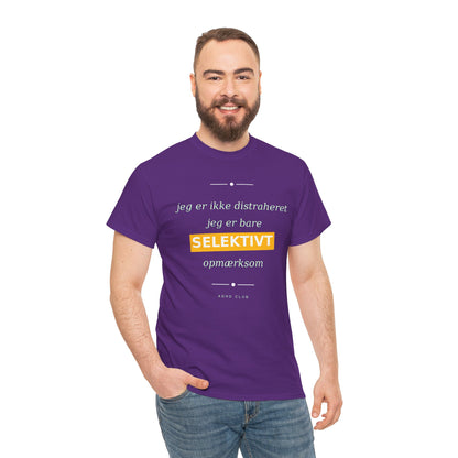 Selektiv Tshirt — Dansk Tekst "Jeg er ikke distraheret, jeg er bare selektivt opmærksom"