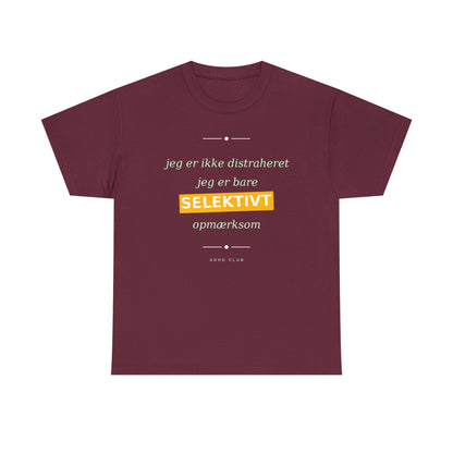 Selektiv Tshirt — Dansk Tekst "Jeg er ikke distraheret, jeg er bare selektivt opmærksom"