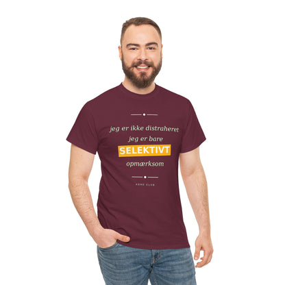 Selektiv Tshirt — Dansk Tekst "Jeg er ikke distraheret, jeg er bare selektivt opmærksom"