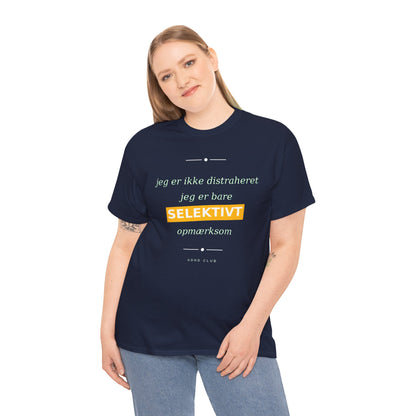 Selektiv Tshirt — Dansk Tekst "Jeg er ikke distraheret, jeg er bare selektivt opmærksom"