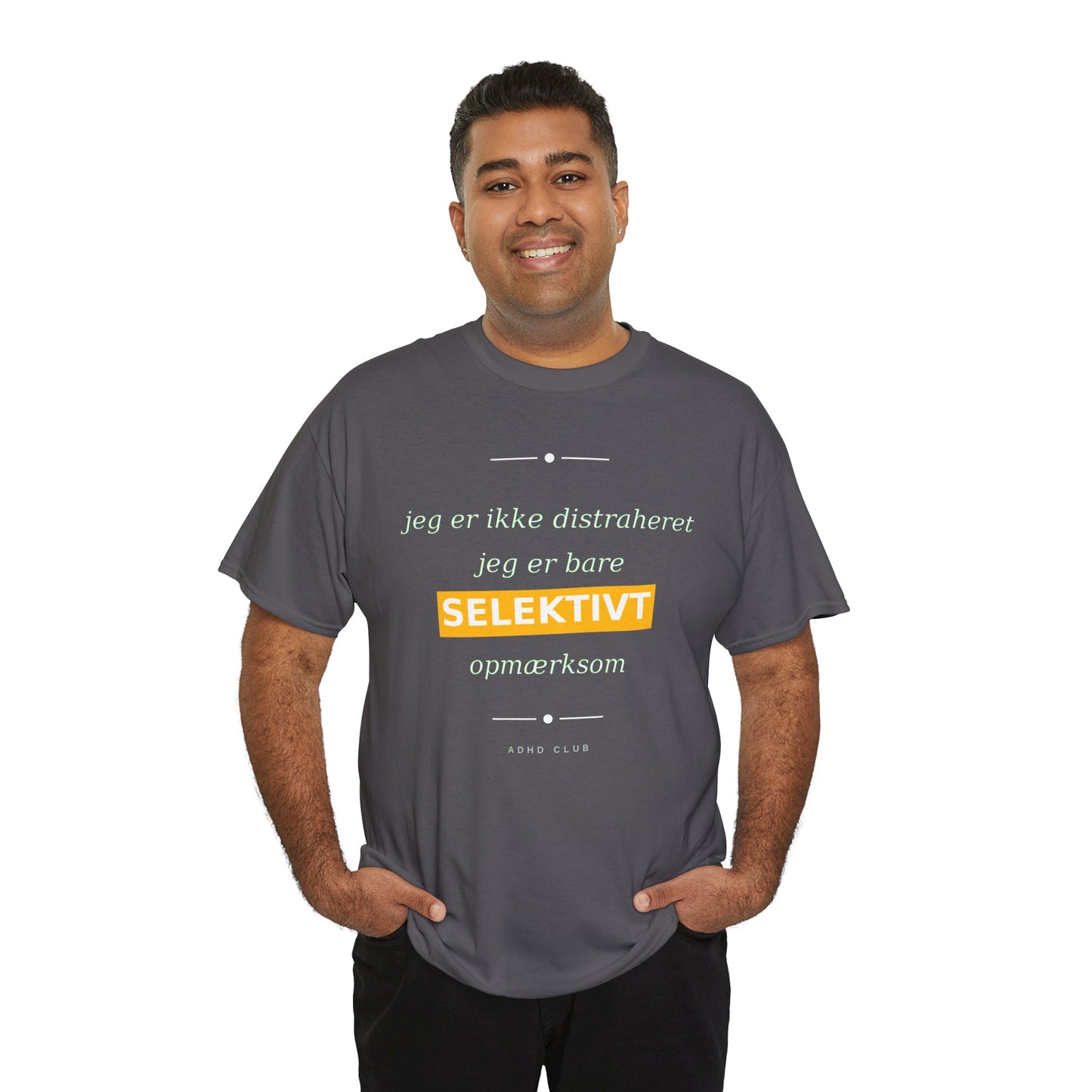 Selektiv Tshirt — Dansk Tekst "Jeg er ikke distraheret, jeg er bare selektivt opmærksom"
