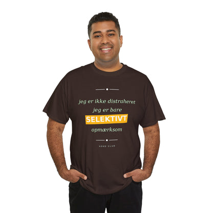 Selektiv Tshirt — Dansk Tekst "Jeg er ikke distraheret, jeg er bare selektivt opmærksom"