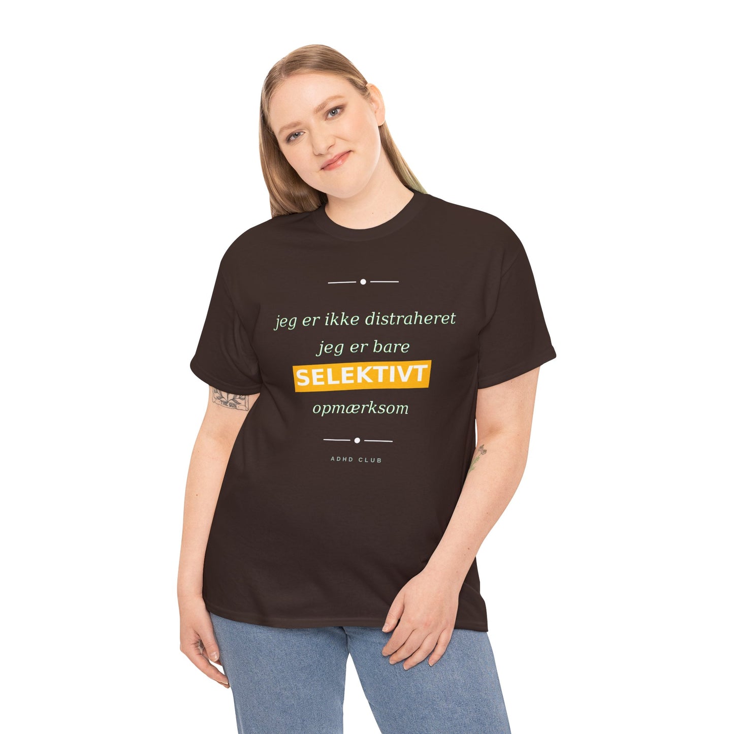 Selektiv Tshirt — Dansk Tekst "Jeg er ikke distraheret, jeg er bare selektivt opmærksom"