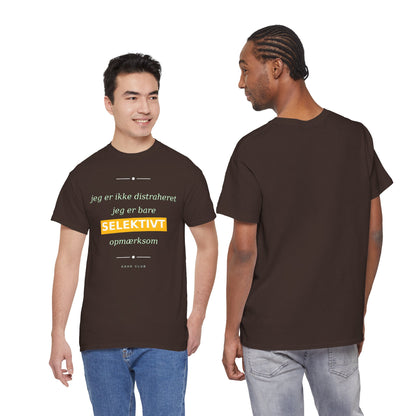 Selektiv Tshirt — Dansk Tekst "Jeg er ikke distraheret, jeg er bare selektivt opmærksom"