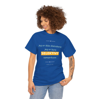 Selektiv Tshirt — Dansk Tekst "Jeg er ikke distraheret, jeg er bare selektivt opmærksom"