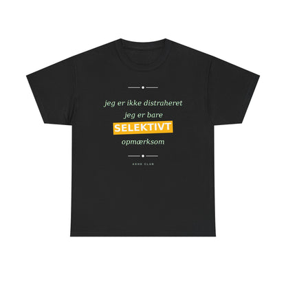 Selektiv Tshirt — Dansk Tekst "Jeg er ikke distraheret, jeg er bare selektivt opmærksom"