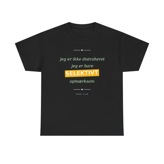 Selektiv Tshirt — Dansk Tekst "Jeg er ikke distraheret, jeg er bare selektivt opmærksom"