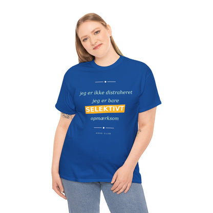 Selektiv Tshirt — Dansk Tekst "Jeg er ikke distraheret, jeg er bare selektivt opmærksom"